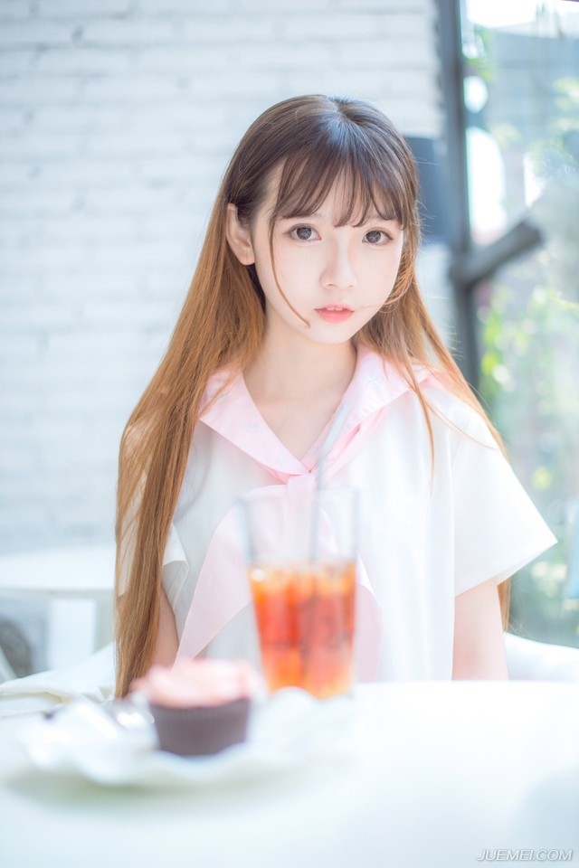 “原来如此。”伏德摇了摇头，苦笑道：“我是谁……我自己都快不记得了，我们这种人，是没有名字，只有代号，我乃夜凰卫，将军也可称我为死间，在来荆州的那一刻，就已经没有准备活着回去。”